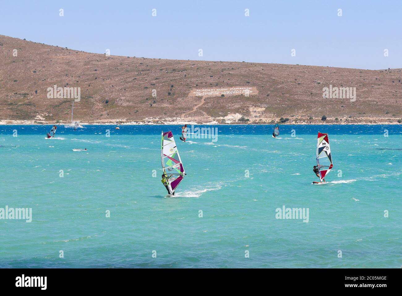 Corsi di windsurf per principianti e di livello intermedio e preparazione di livello esperto per il PWA World Tour Windsurf Competition ad Alacati. Foto Stock