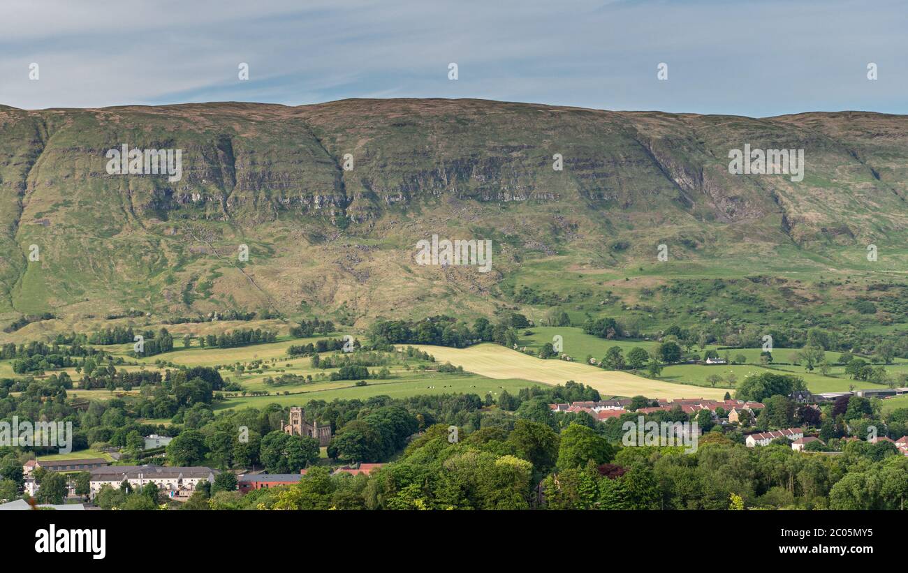 Il villaggio di Lennoxtown con la chiesa alta di Campsie in Lennoxtown, prominente nell'immagine Foto Stock