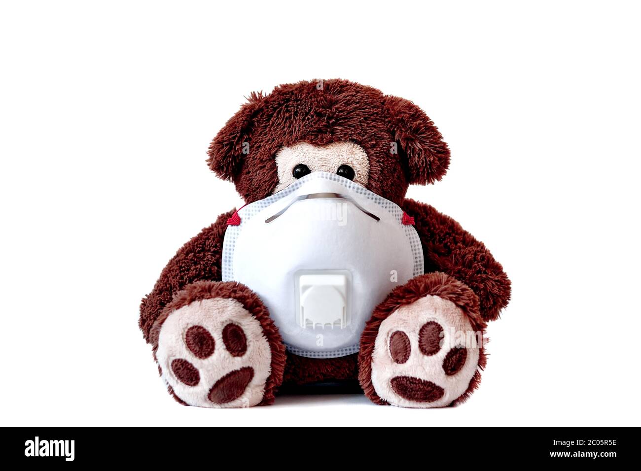 Salvare i bambini. Un orso carino che indossa una maschera respiratore, con sfondo bianco chiaro per un webseite o un poster. Pronti per la battaglia. Foto Stock