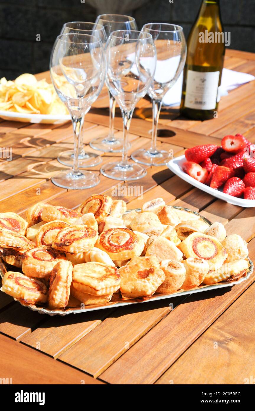 Servire la cena tabella wit vino pizza e fragola Foto Stock