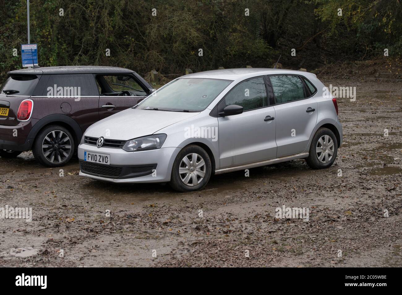 I veicoli in un parcheggio fangoso dopo le inondazioni sono stati ceduti a Market Harborough, Leicestershire, Inghilterra. Foto Stock
