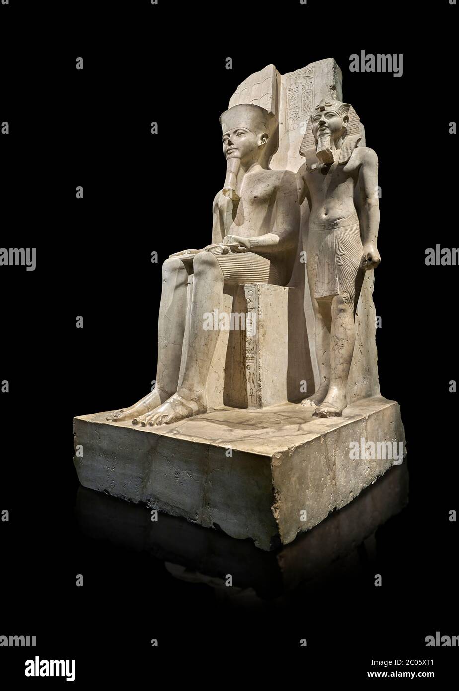 Antica statua egiziana del faraone Horemheb con dio Amun, calcare, nuovo Regno, XVIII dinastia, (1319-1292 a.C.). Museo Egizio, Torino. Backgro nero Foto Stock