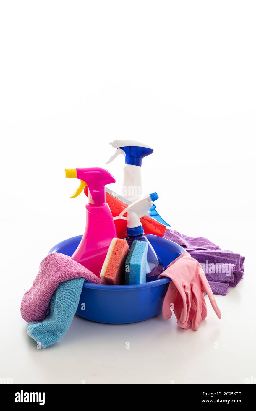 Prodotti per la pulizia isolati su sfondo bianco. Bottiglie e attrezzature per detergenti chimici in plastica, pulizia sanitaria Domestica o aziendale Foto Stock