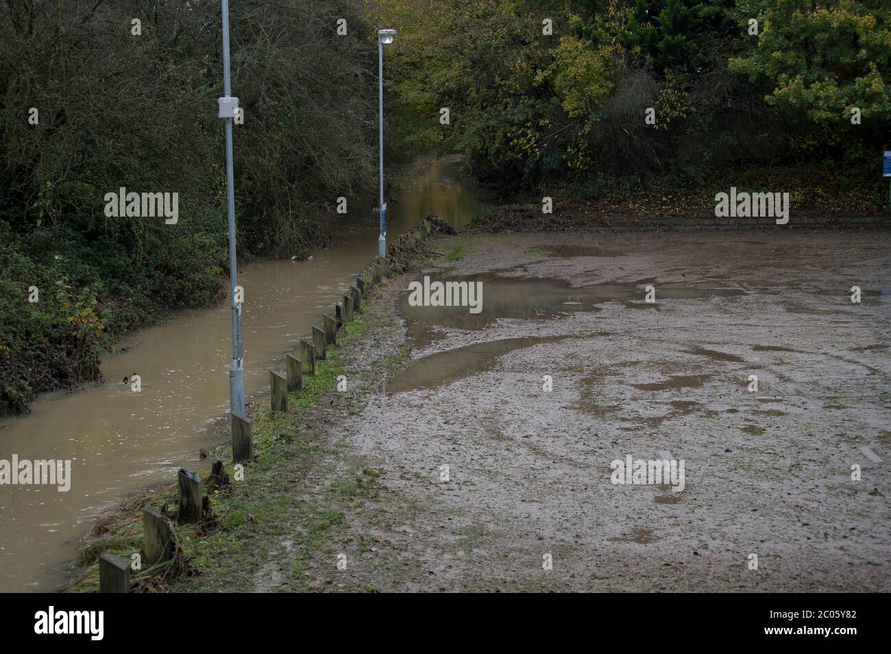 Parcheggio fangoso dove le inondazioni sono state a Market Harborough, Leicestershire, Inghilterra. Foto Stock