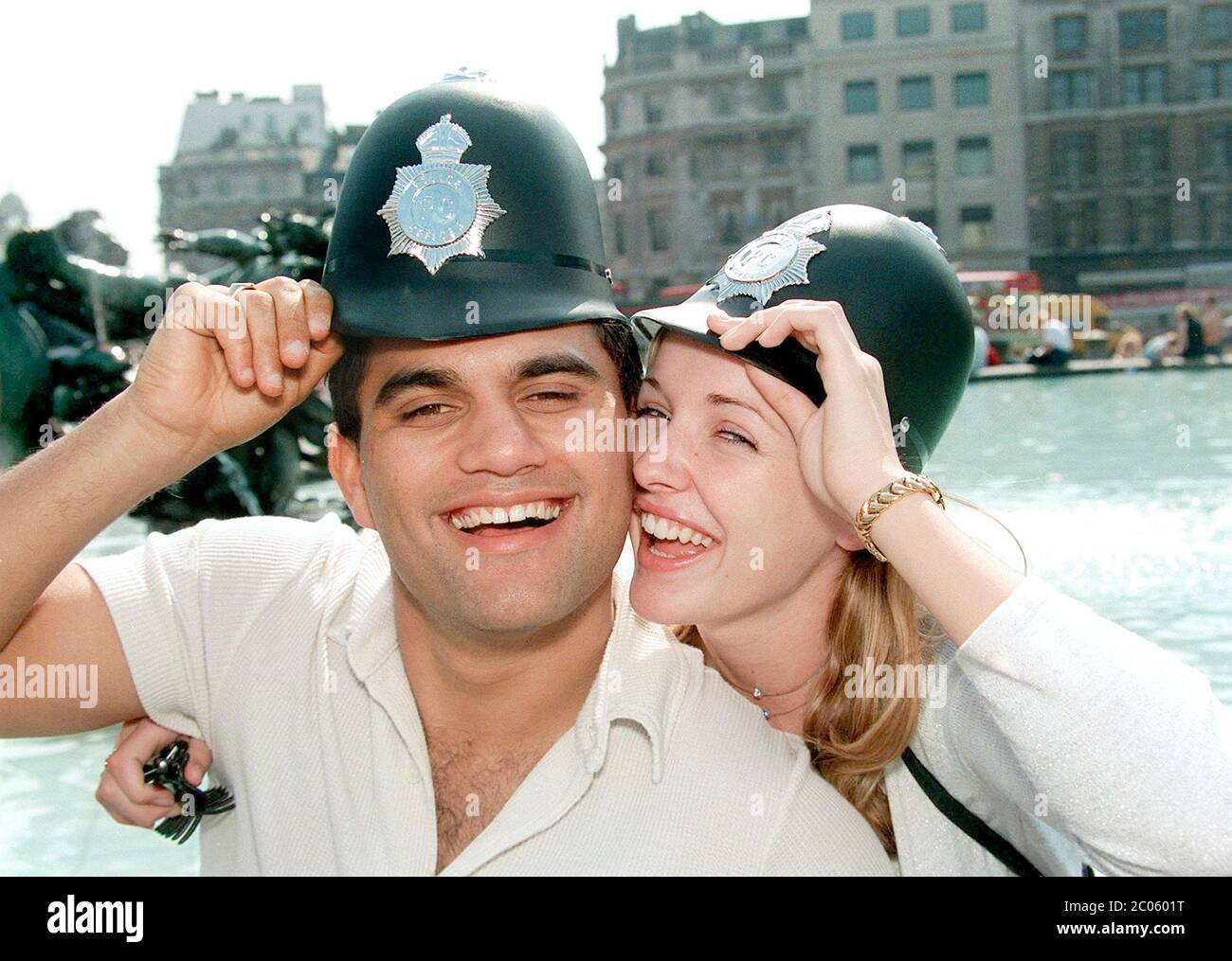 Attori Blair Strang e Katrina Devine della soap opera della Nuova Zelanda Shortland Street Visita Londra Inghilterra 1999. La coppia si sposò più tardi nel 2001 An Foto Stock