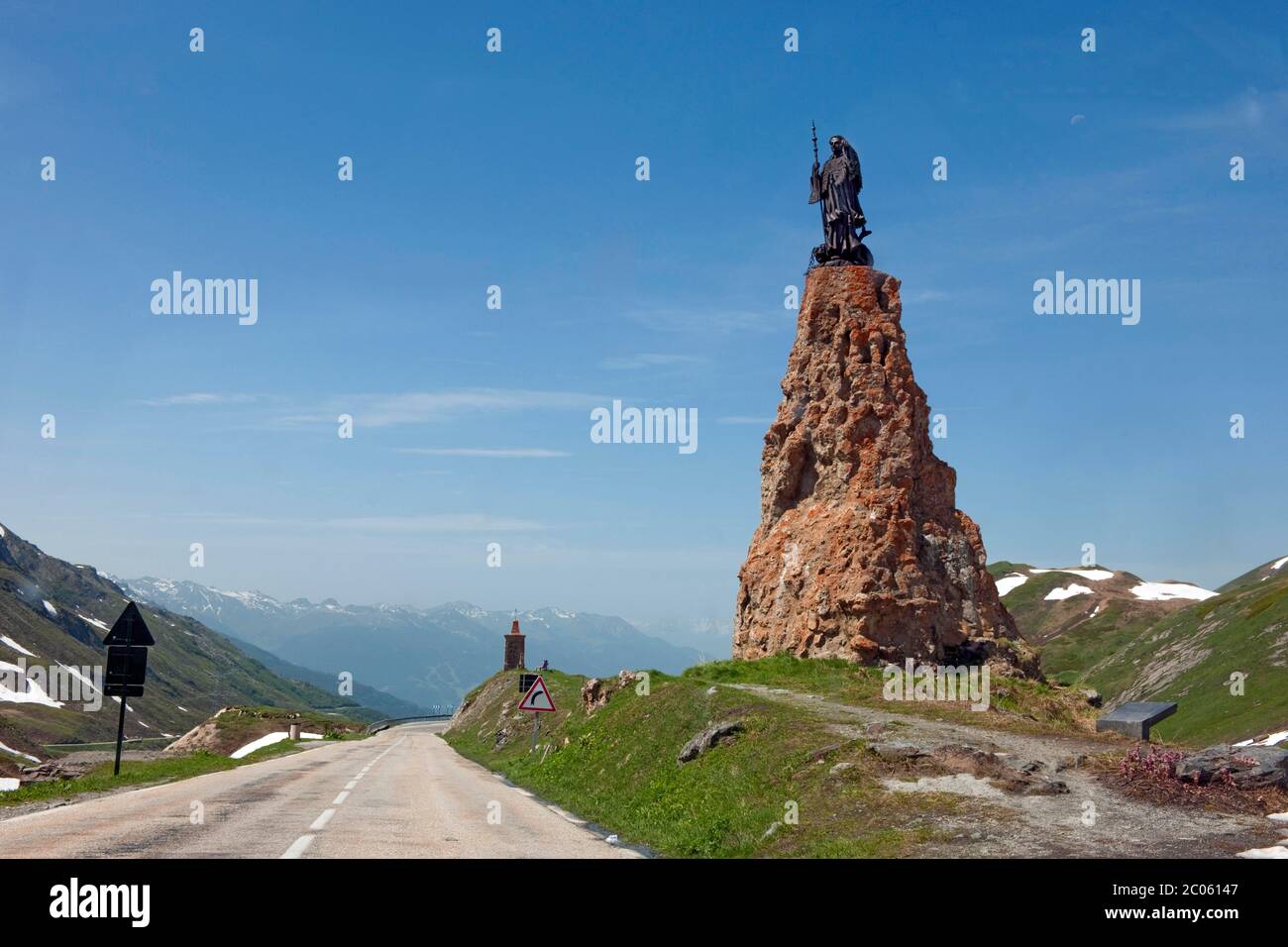 Monumento con statua, San Bernardo di Menthon, altezza passo piccolo San Bernardo, la Thuile, Valle d'Aosta, Italia Foto Stock