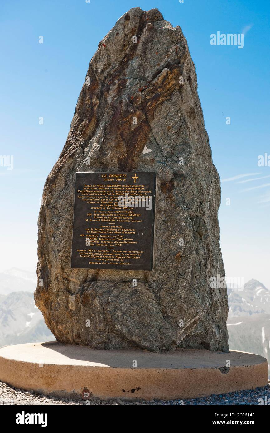 Lapide commemorativa, col de la Bonette, Cime de la Bonette, Jausiers, Dipartimento delle Alpi dell'alta Provenza, Francia, Europa Foto Stock