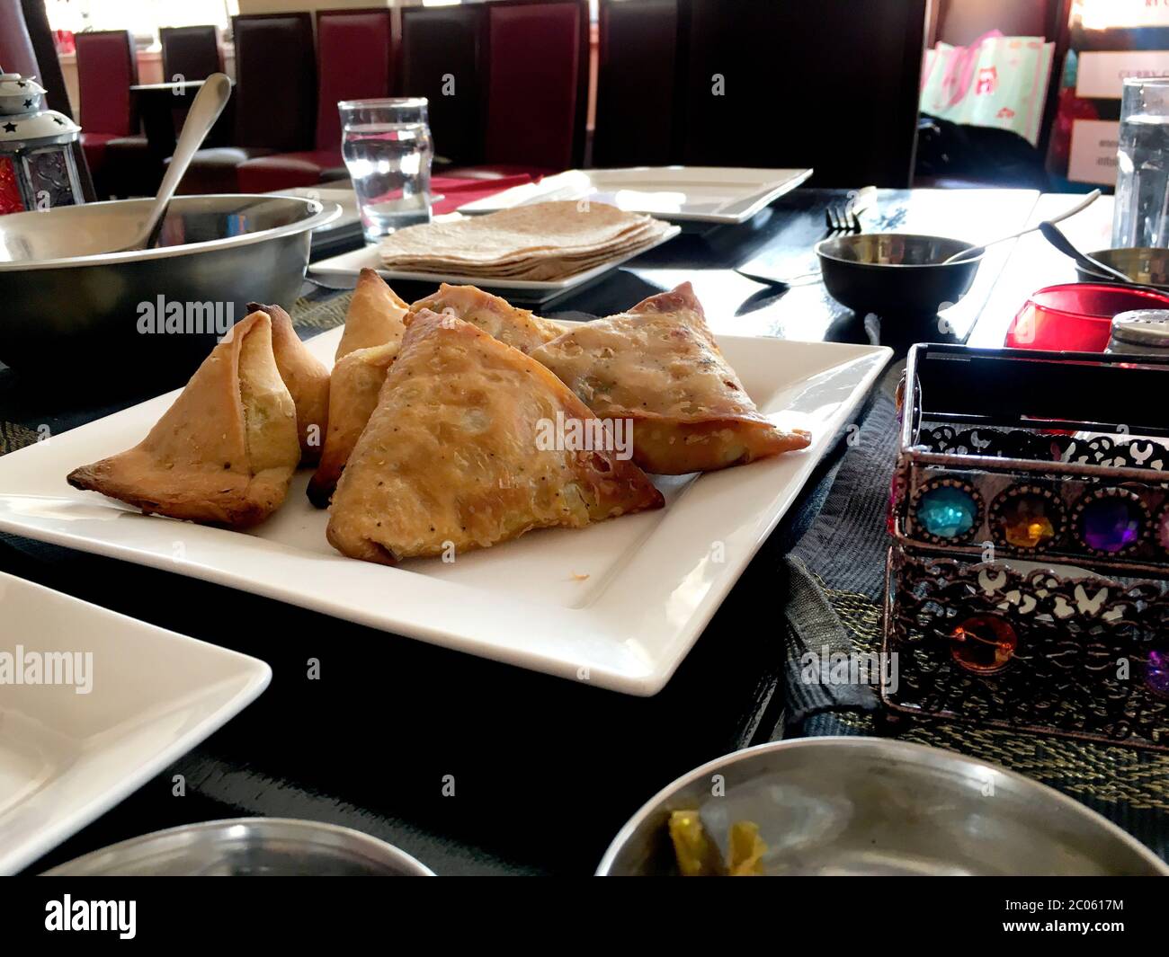 Gustose Samosas di verdure cucinate al momento e pronte a mangiare. La pasta salata indiana viene fritta in ghee e contiene solitamente un fi di carne o verdure Foto Stock