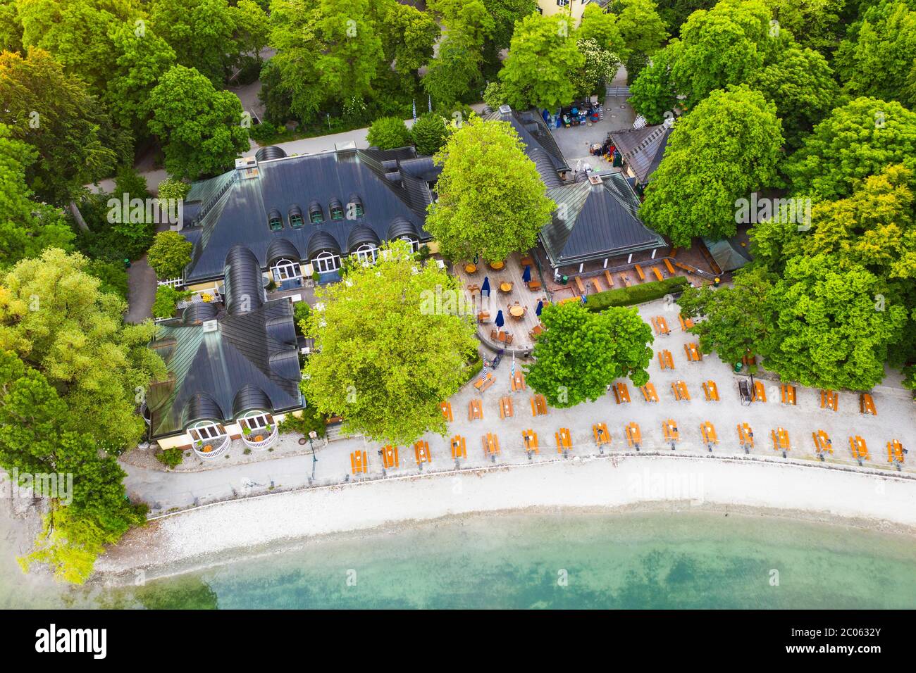 Birreria all'aperto e ristorante Seehaus am Kleinhesseloher See, Giardino Inglese, Monaco, veduta aerea, alta Baviera, Germania Foto Stock