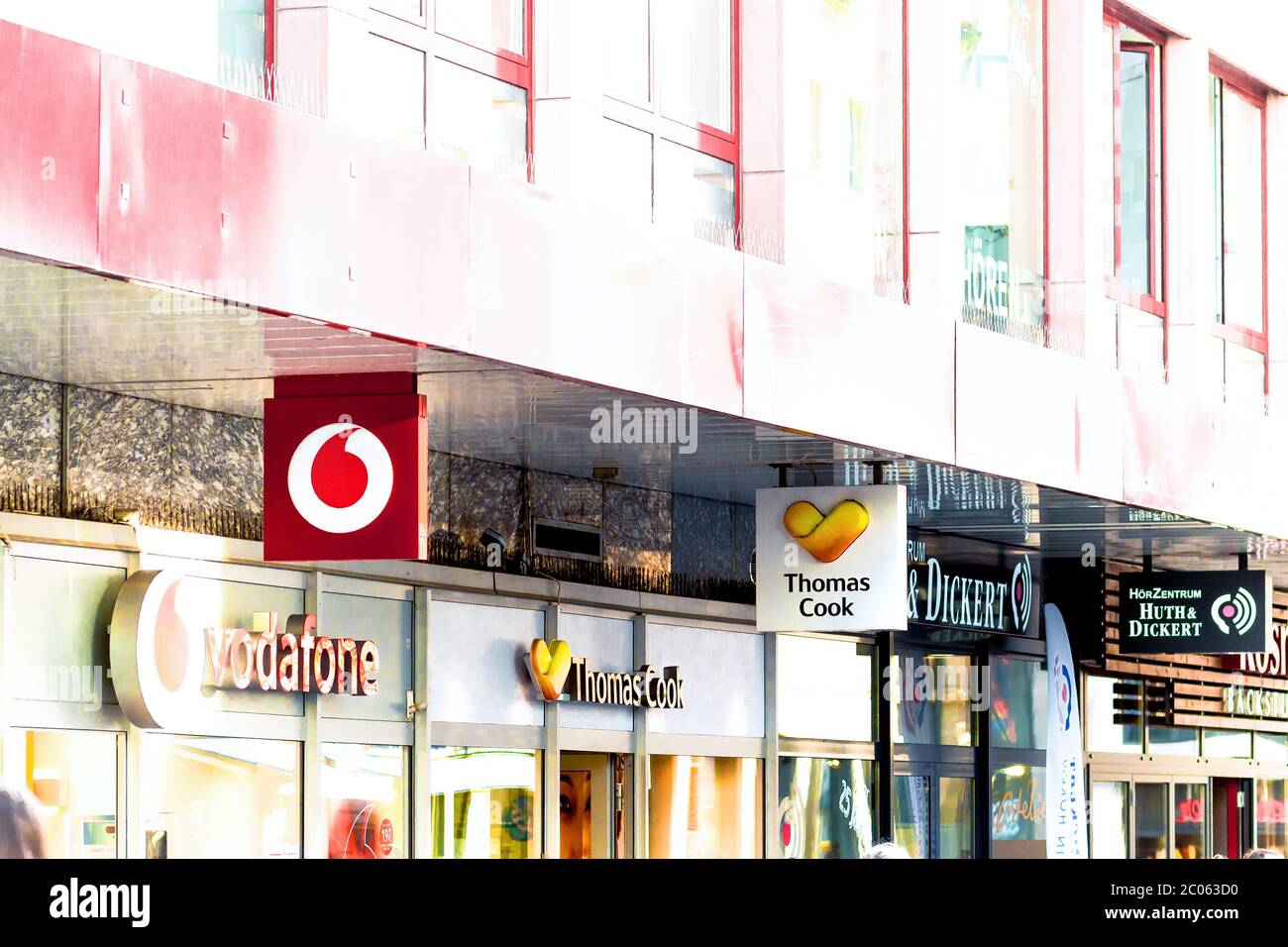 Cartello esterno, logo e vetrina dei famosi agenti di viaggio e specialisti di vacanza ramo Thomas Cook sulla strada pedonale Eichhornstraße. Foto Stock