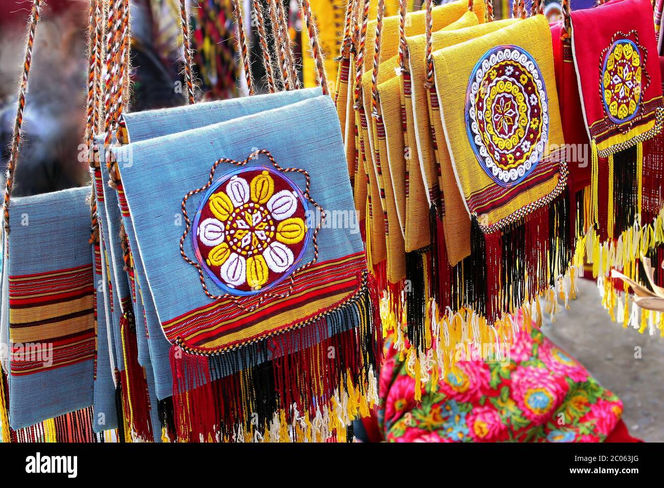 Oggetti bazaar orientale - borse decorative fatte a mano. Turkmenistan. Mercato Ashkhabad. Foto Stock