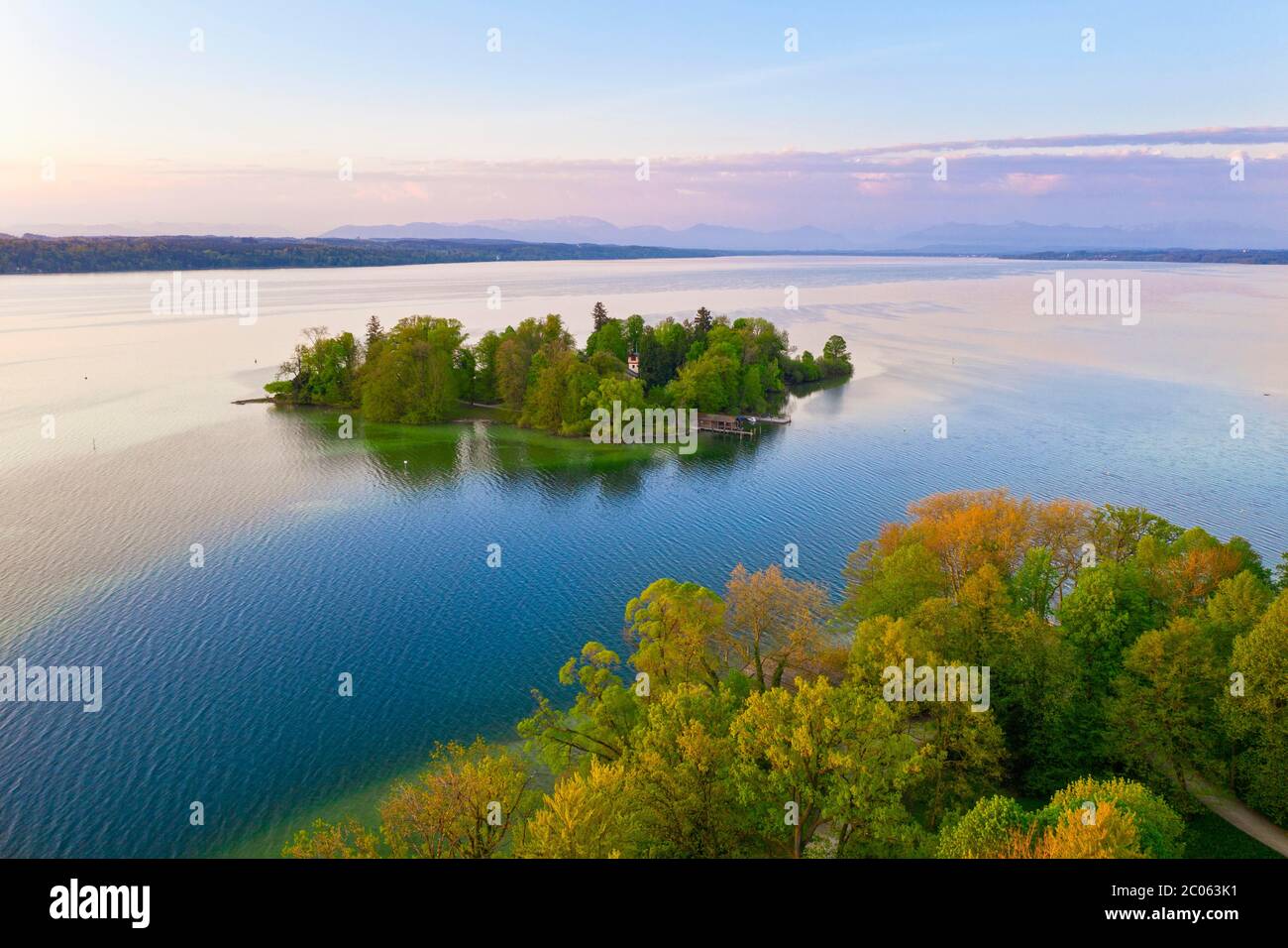 Isola di Rose nel lago Starnberg vicino a Feldafing, cinque Laghi Paese, colline alpine, Vista aerea, alta Baviera, Baviera, Germania, Europa Foto Stock