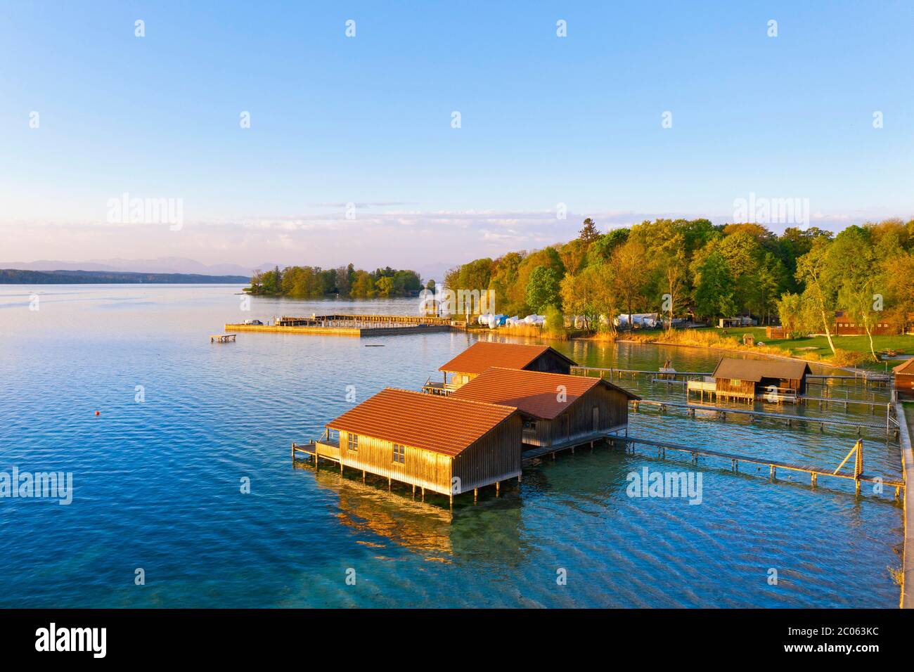 Boathouses e Rose Island nel lago Starnberg vicino Feldafing alla luce del mattino, Fünfseenland, vista aerea, alta Baviera, Baviera, Germania, Europa Foto Stock