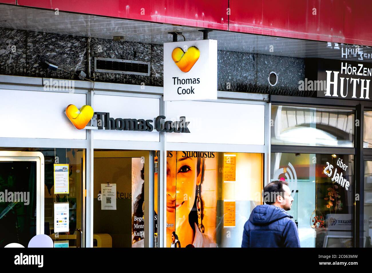 Cartello esterno, logo e vetrina dei famosi agenti di viaggio e specialisti di vacanza ramo Thomas Cook sulla strada pedonale Eichhornstraße. Foto Stock