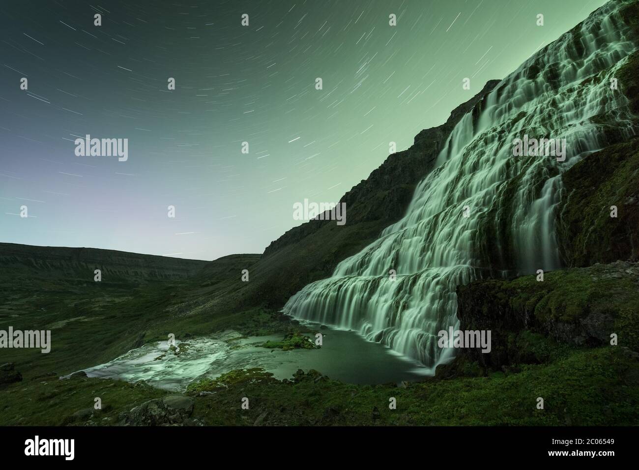 Aurora boreale e costellazioni, Dynjandifoss o Fjallfoss, la più grande cascata dei fiordi occidentali, Islanda nordoccidentale, Islanda Foto Stock