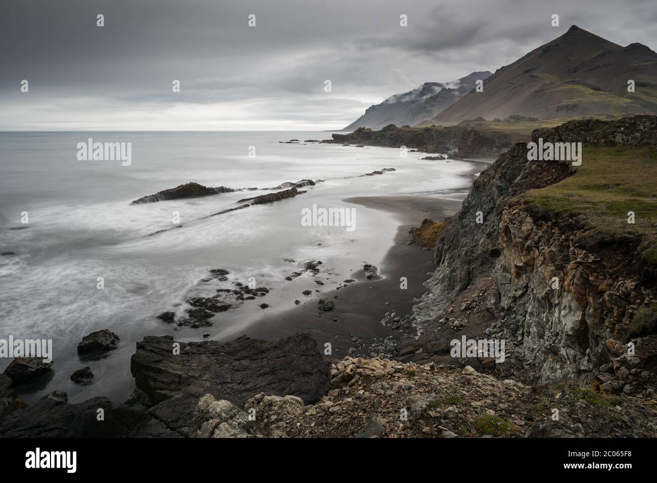 Paesaggio costiero vicino Djupivogur, fiordi orientali, Islanda Foto Stock