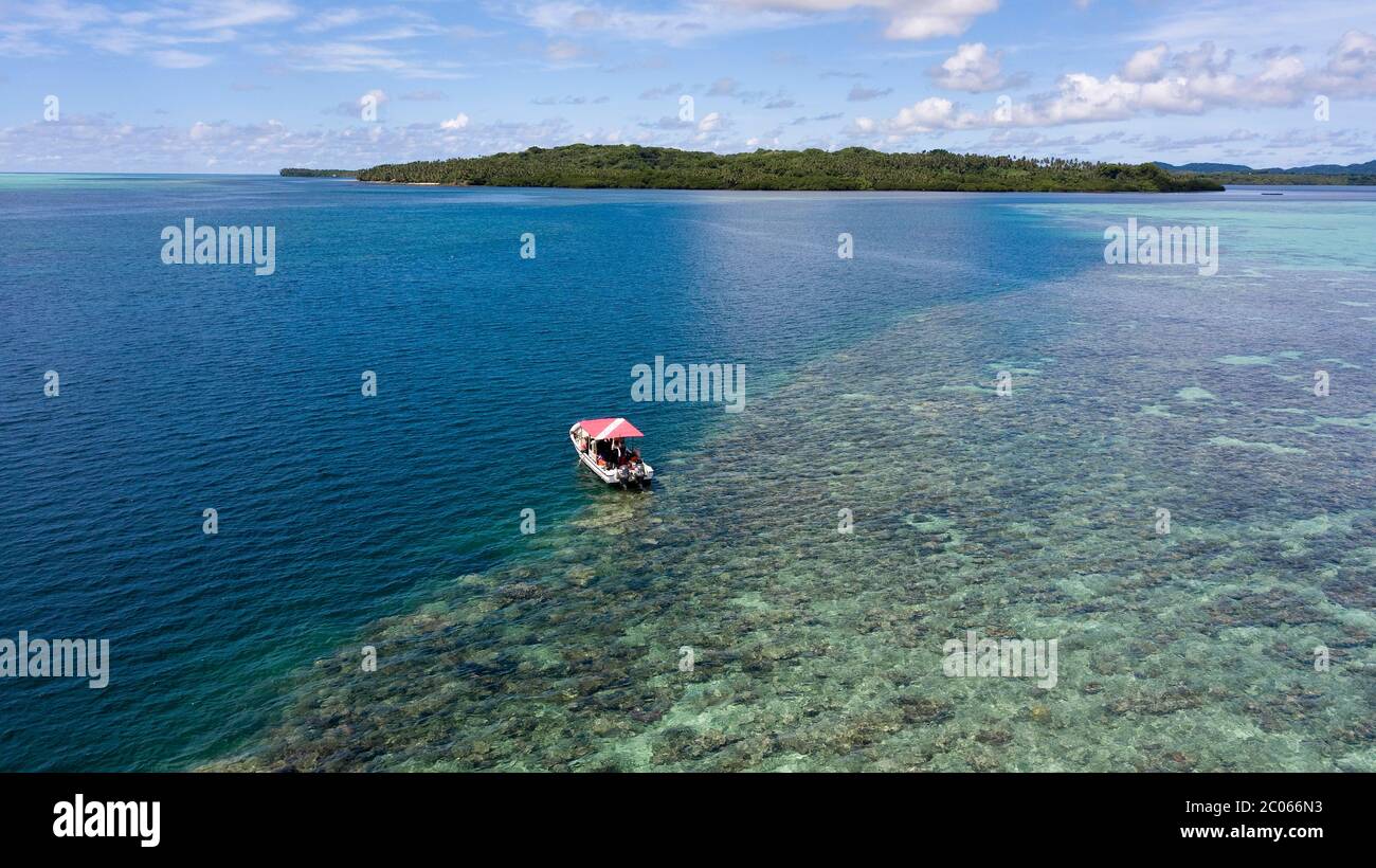 Nave da immersione presso la barriera corallina esterna, canale corrente, vista dall'alto, Yap Island, Micronesia, Caroline Islands, Oceano Pacifico Foto Stock