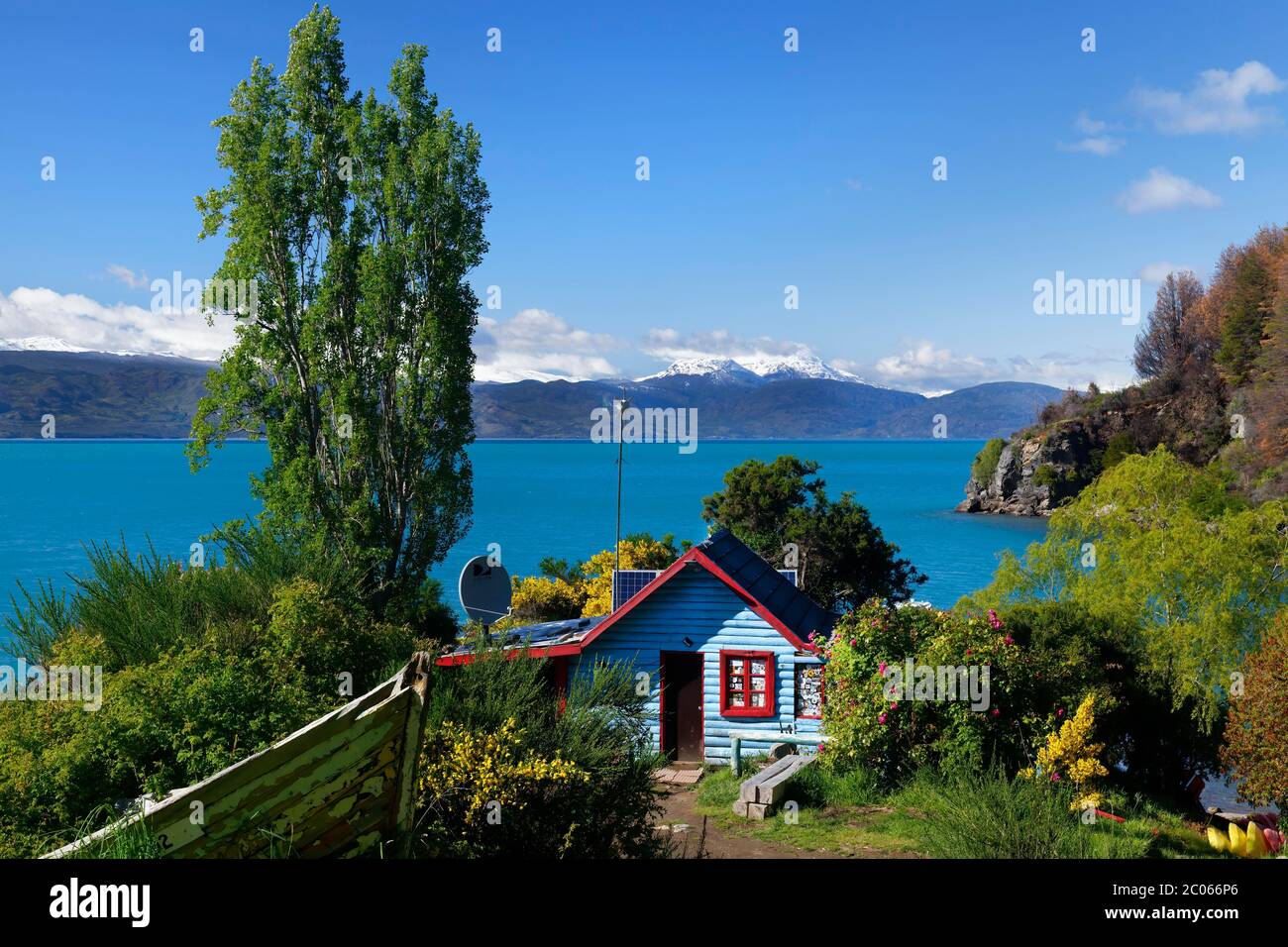 Casa colorata sul lago General Carrera, Puerto Rio Tranquilo, Carretera Austral, Regione di Aysen, Patagonia, Cile Foto Stock