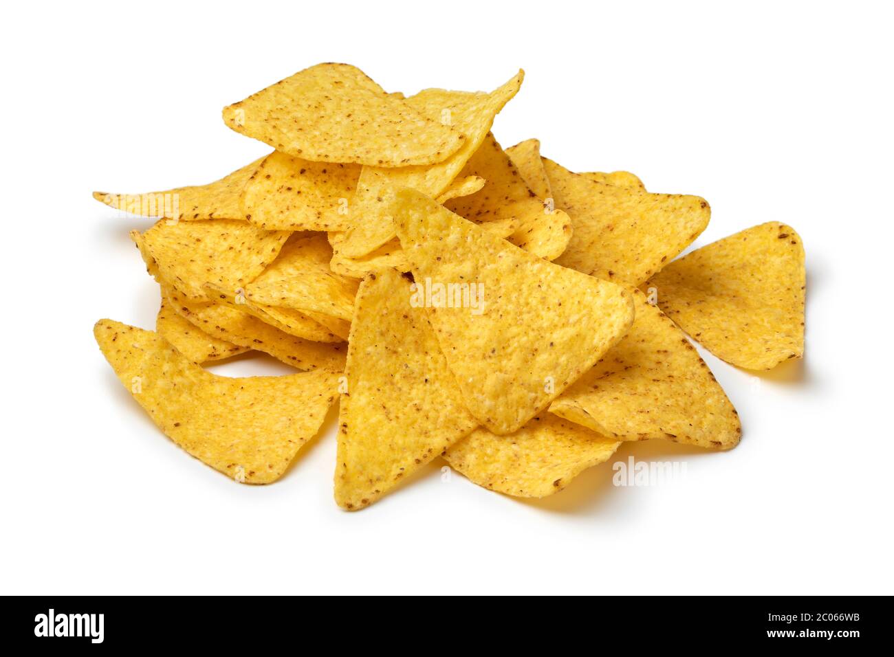 Un mucchio di scaglie di tortilla salate fresche, isolate su sfondo bianco Foto Stock