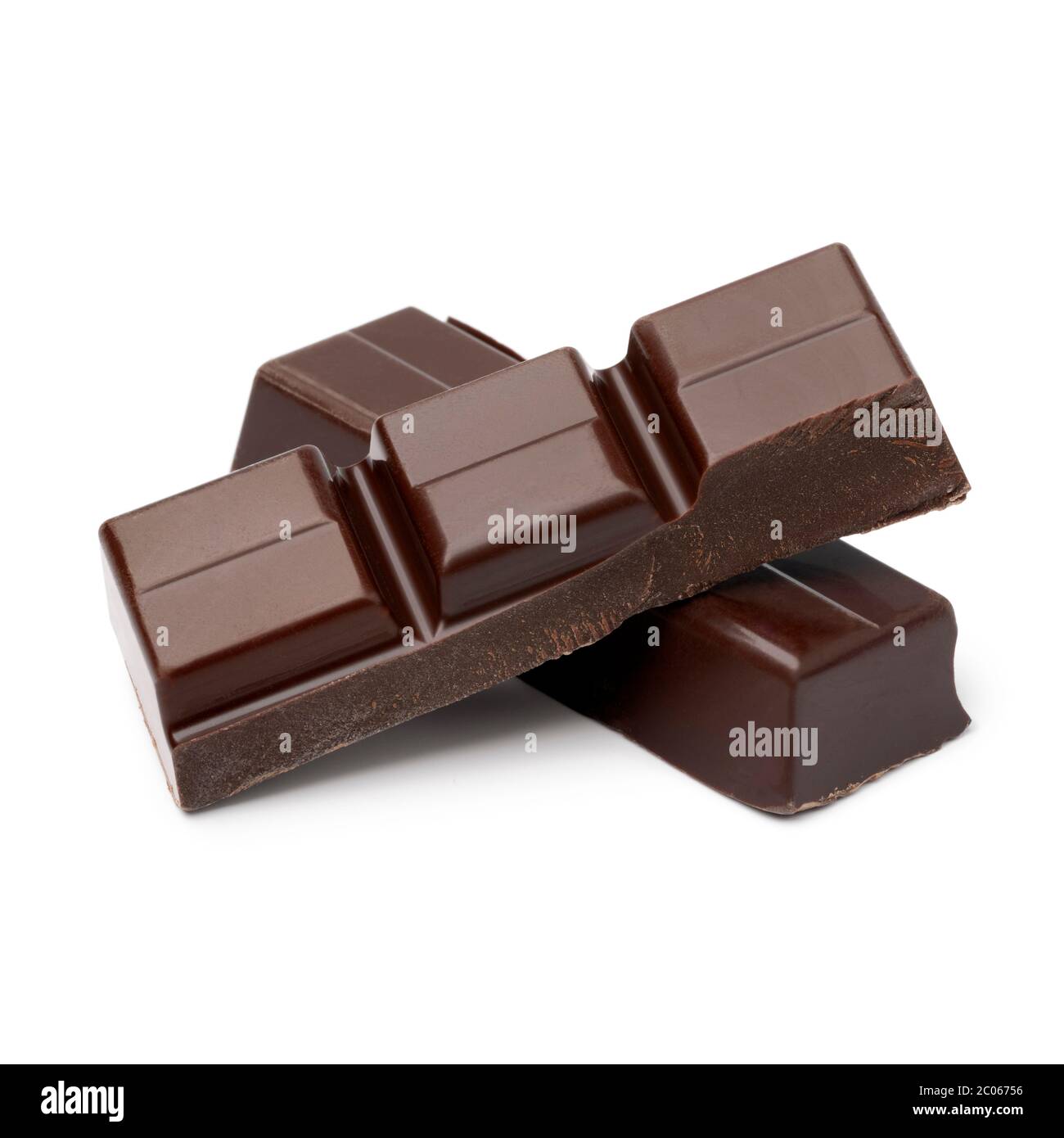 Pezzi di cioccolato amaro scuro isolato su sfondo bianco Foto Stock
