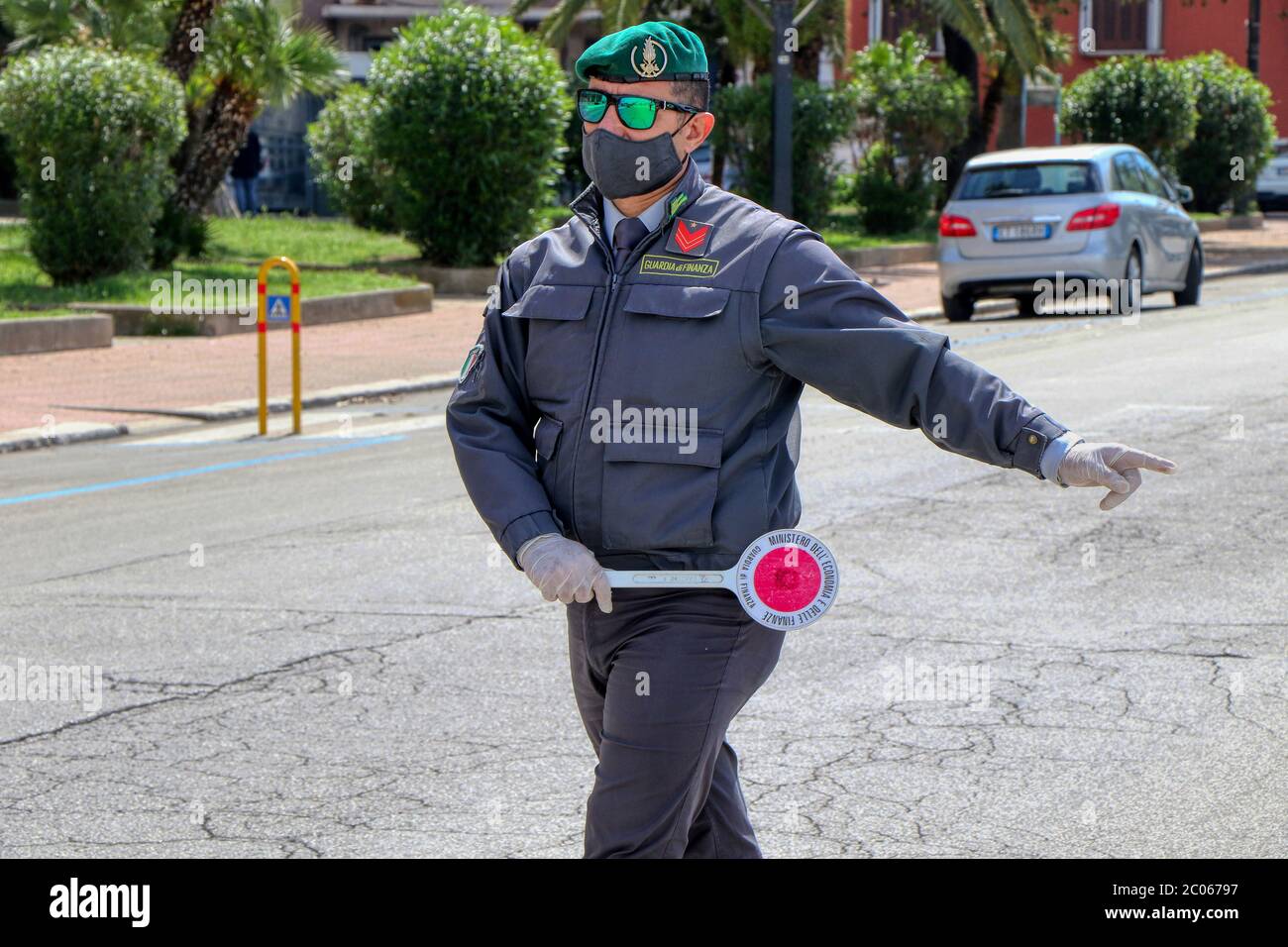 Guardia di Finanza italiana con maschere protettive dovute a Coronavirus  durante un checkpoint in Puglia Foto stock - Alamy