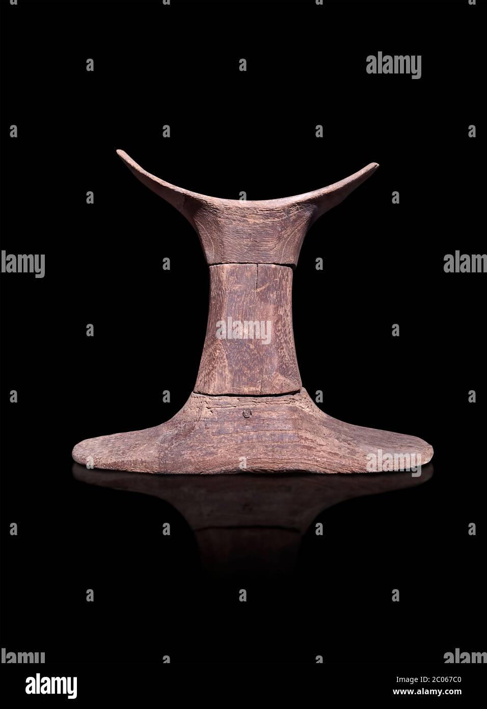 Antico poggiatesta egiziano per dormire, tipo 1 . Museo Egizio, Torino. Sfondo nero. Antichi poggiatesta egizi furono usati per sollevare l'Ea Foto Stock
