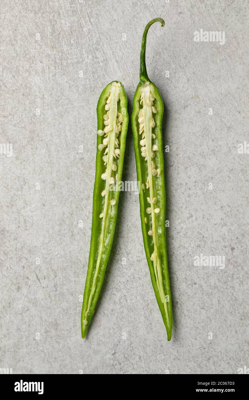 Peperoncino fresco e verde a fette con semi da vicino Foto Stock