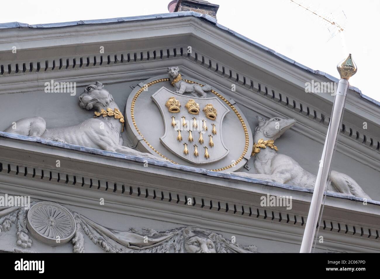 La livrea Skinners Company facciata, che mostra lo stemma su Skinners Hall, Dowgate Hill, Londra. Foto Stock