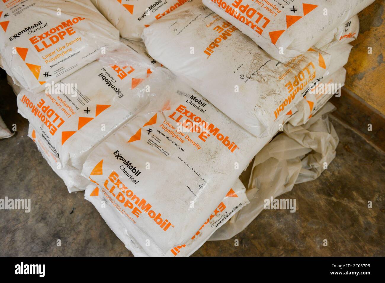 RUANDA, Kigali, riciclaggio plastica presso l'azienda ecoplastici, granuli riciclati e nuovi granuli sono utilizzati per la produzione di nuovi prodotti in plastica, sacchetti con nuovi granuli di polietilene LLDPE da Exxon Mobil Foto Stock