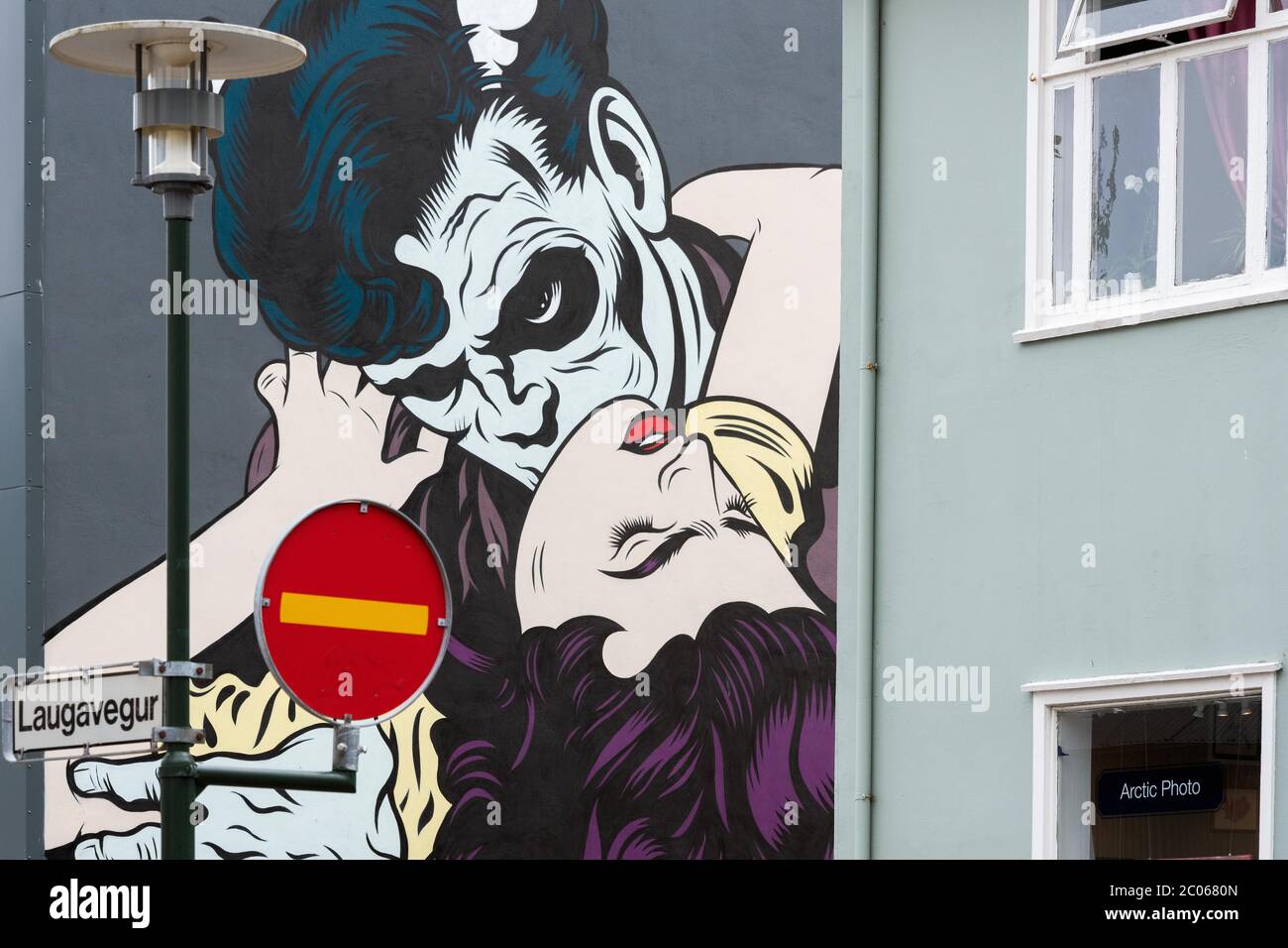 Vampiro e donna, graffiti, Laugavegur, Reykjavík, Islanda, Europa Foto Stock