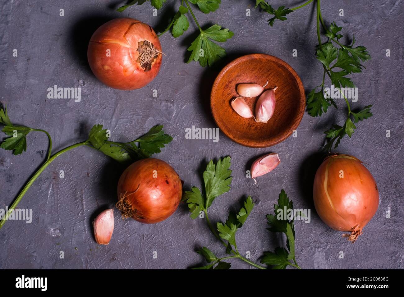 Alcune cipolle, aglio e prezzemolo. Ingredienti alimentari Foto Stock