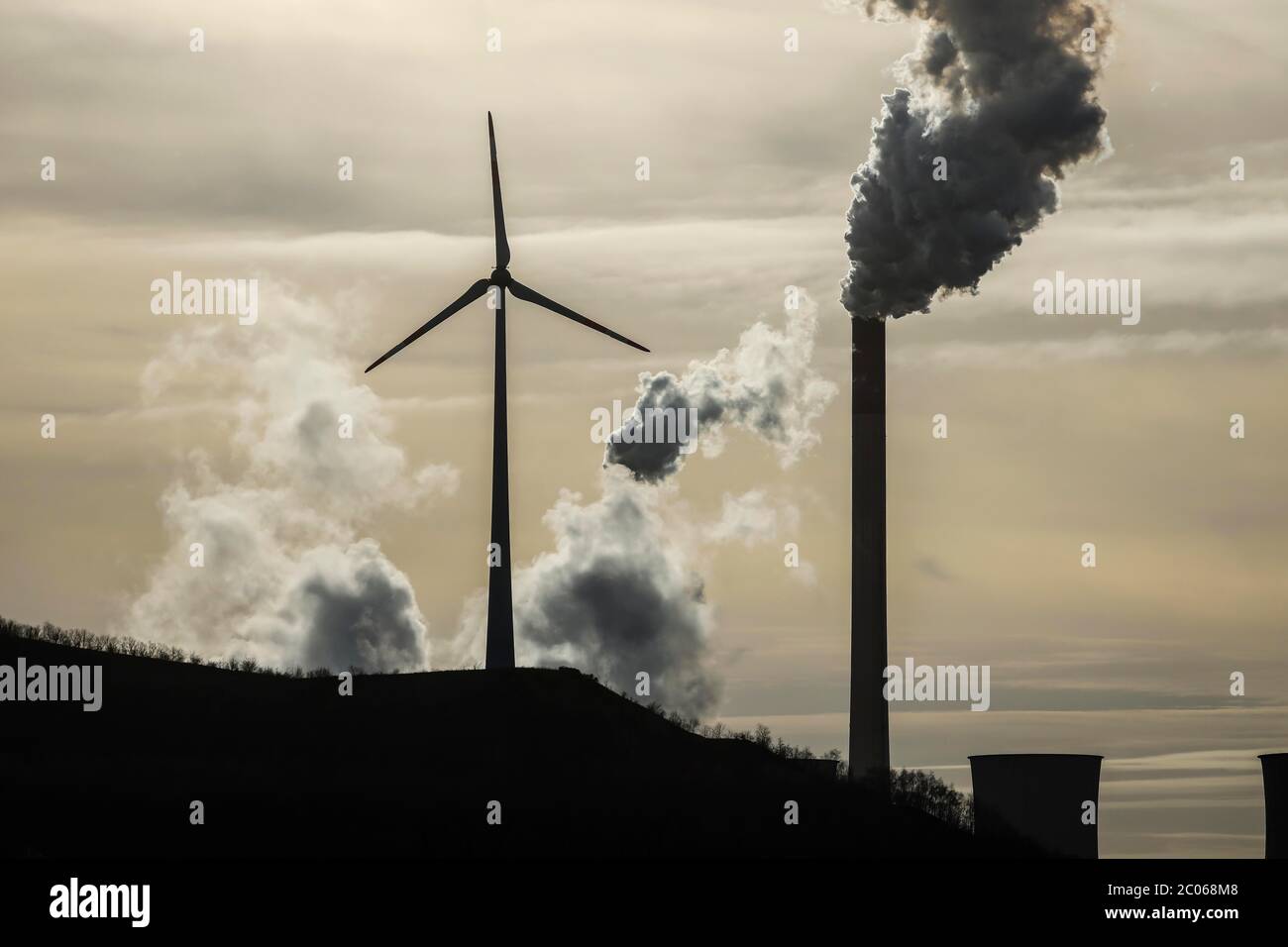 Turbine eoliche e camini da fumo alla centrale a carbone Uniper Scholven, retroilluminata, Gelsenkirchen, zona Ruhr, Nord Reno-Westfalia, Germania Foto Stock
