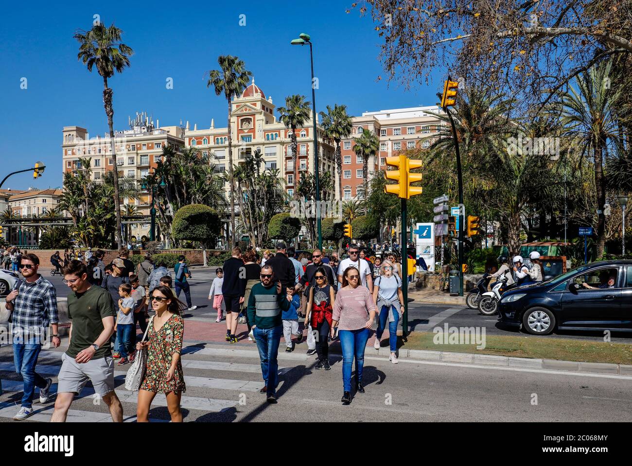 Pedoni che attraversano le traversate zebra, scena di strada nella città vecchia, Malaga, Andalusia, Spagna Foto Stock