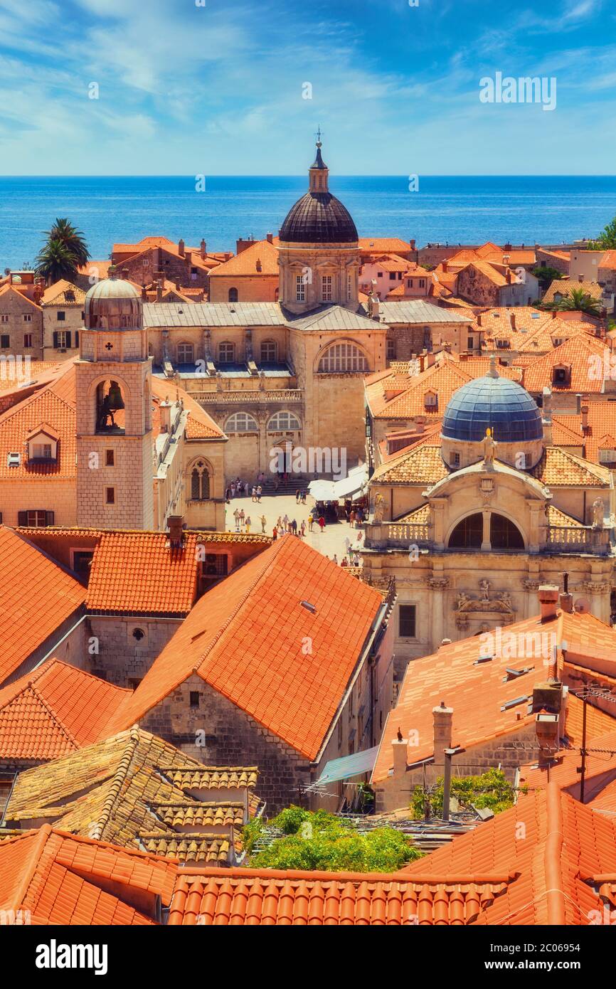 Dubrovnik, Dubrovnik-Neretva County, Croazia. Vista dalle mura della città alla Chiesa di San Biagio, o Blasius (a destra), la Cattedrale dell'Assunzione (centr Foto Stock
