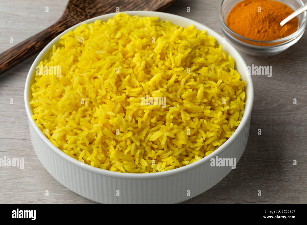 Ciotola con riso curcuma giallo aromatico sano per un pasto Foto Stock