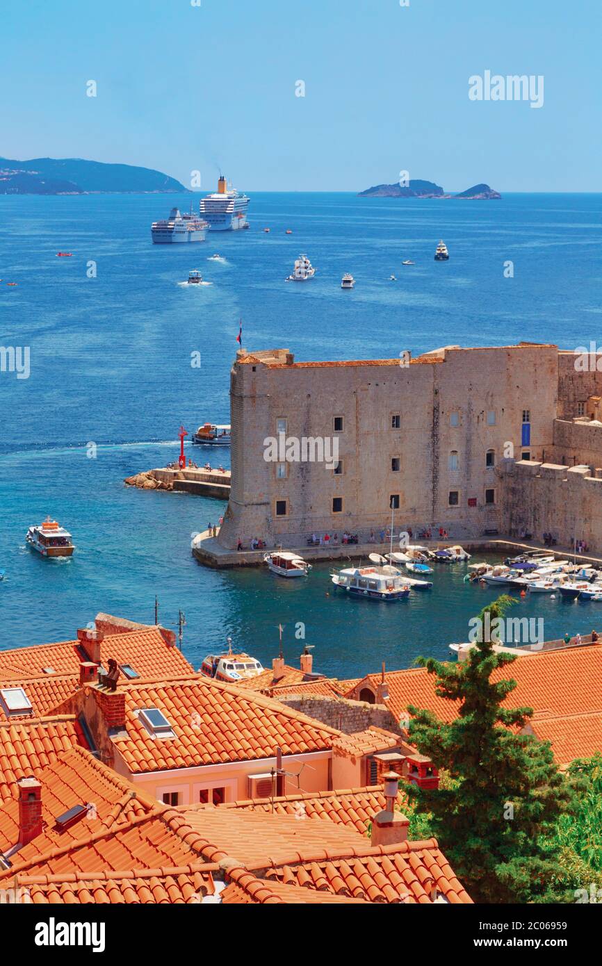 Dubrovnik, Dubrovnik-Neretva County, Croazia. Barche nel Porto Vecchio. Barche da crociera in corso. La città vecchia di Dubrovnik è un patrimonio dell'umanità dell'UNESCO Foto Stock