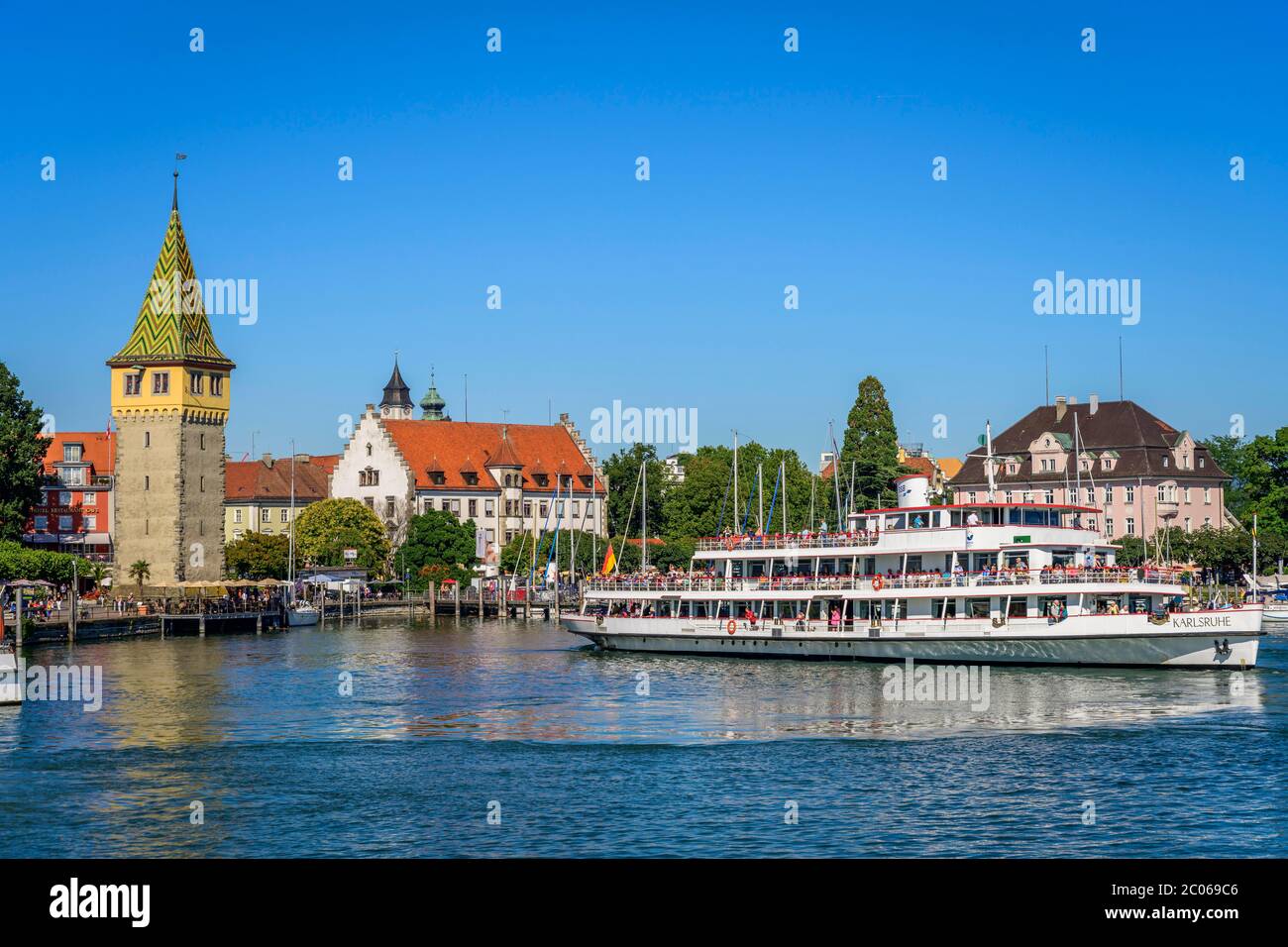 Nave escursione al lungolago, porto, vecchio faro, Mangturm o Mangenturm, nel porto, Lago di Costanza, Isola Lindau, Lindau Am Foto Stock