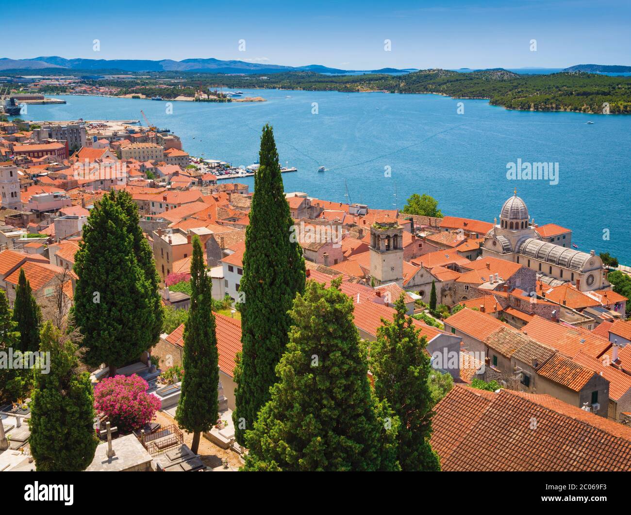 Sibenik, Contea di Sibenik-Knin, Dalmazia, Croazia. Vista generale della città. Cattedrale di San Giacomo (croato: Katedrala sv. Jakova) sulla destra. Foto Stock