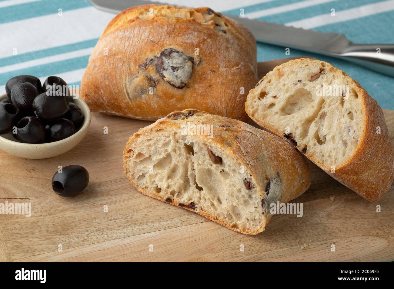 Gustosi panini di olive mediterranei appena sfornati Foto Stock
