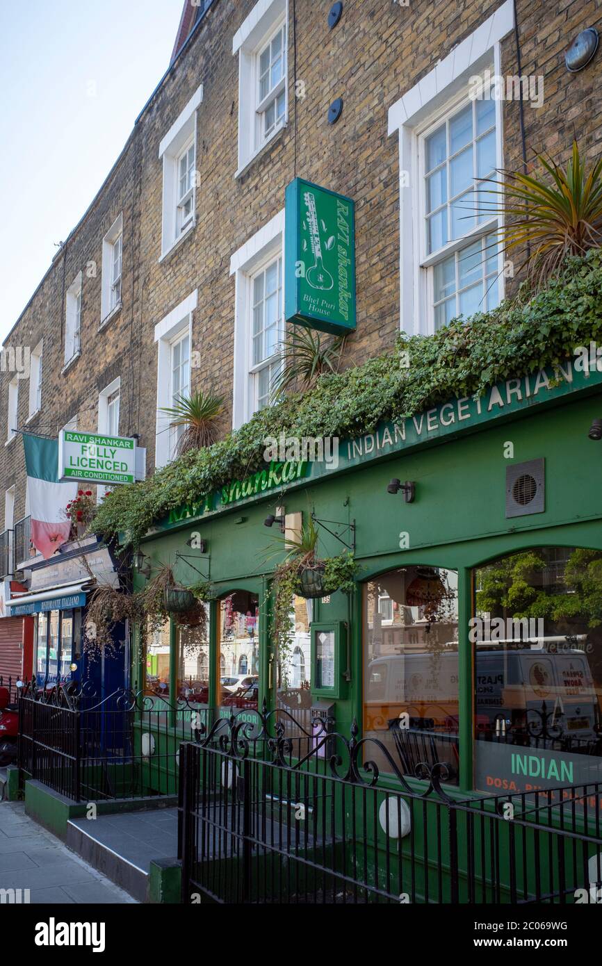 Drummond Street di Londra, vicino a Euston, conosciuta per i suoi autentici ristoranti e negozi di cibo Bagladeshi e indiani, una destinazione popolare. Foto Stock