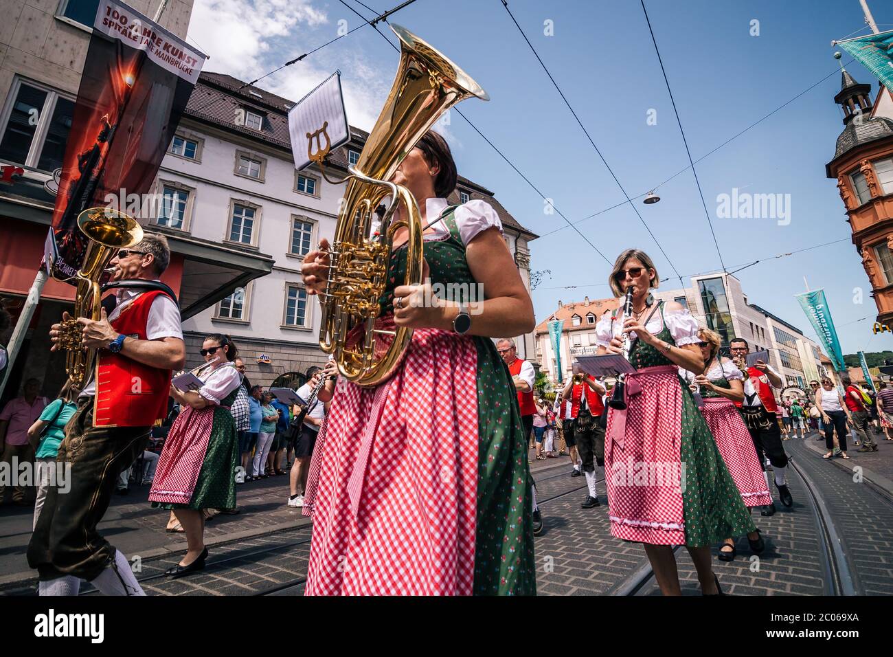 Musicista con tradizionale ottone baritono tedesco in costume tipico alla sfilata di apertura della fiera estiva. Kiliani è un grande festival folk in Baviera. Foto Stock