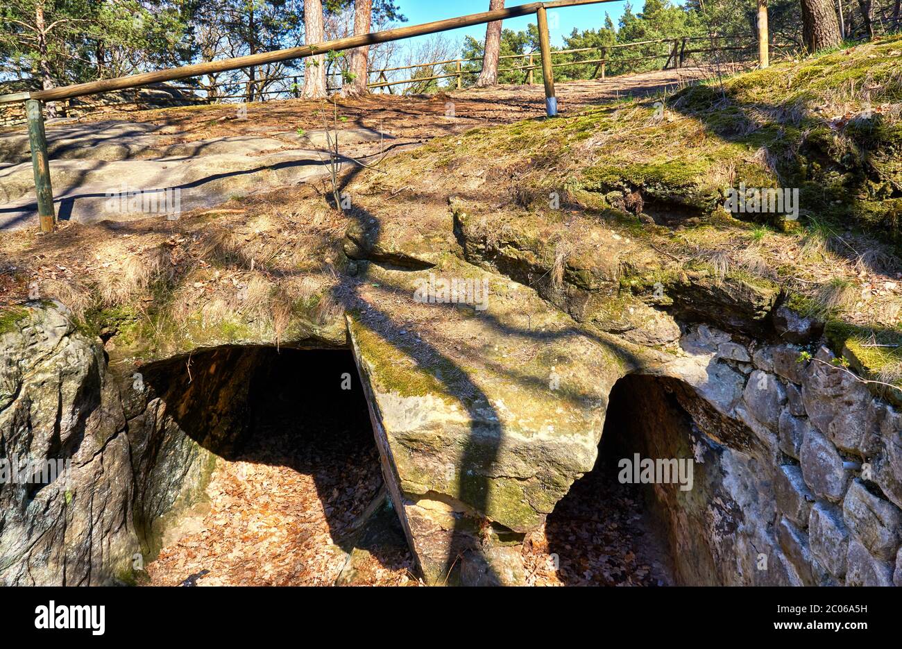 Ingresso alle rocce della Regensteinmühle a Blankenburg nel paesaggio di pietra arenaria. Parco nazionale di Harz. Sassonia-Anhalt, Germania Foto Stock