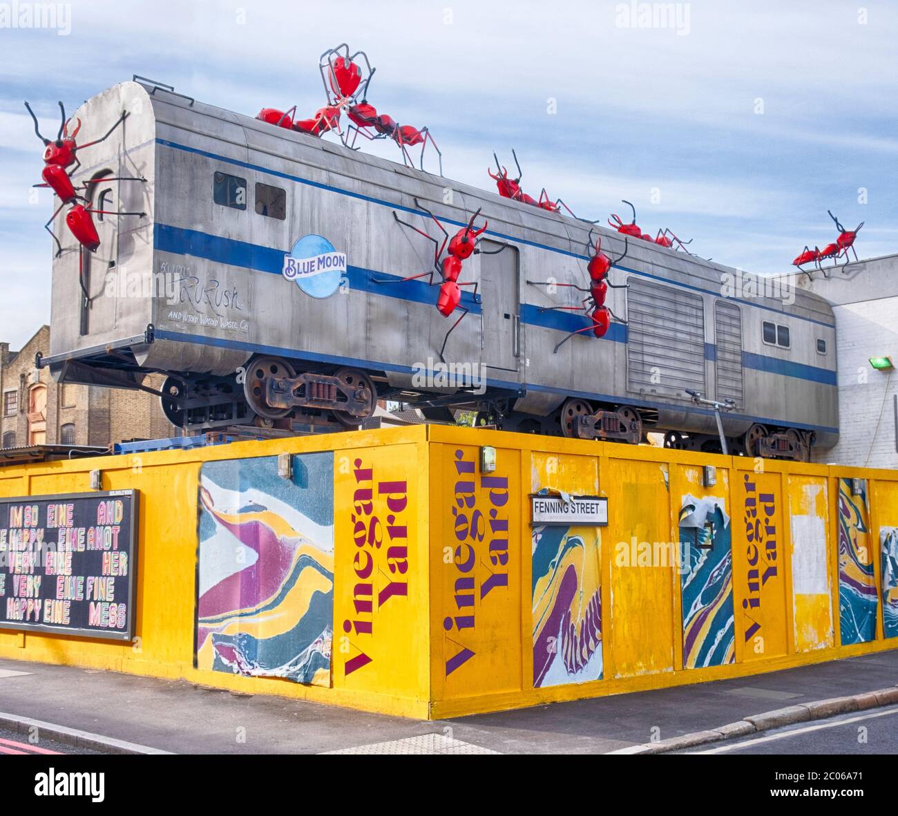 Installazione artistica stravagante presso Acegar Yard, un mercato delle pulci e luogo all'aperto con venditori di cibo, bar, arte e boutique a Bermondsey, Londra Foto Stock