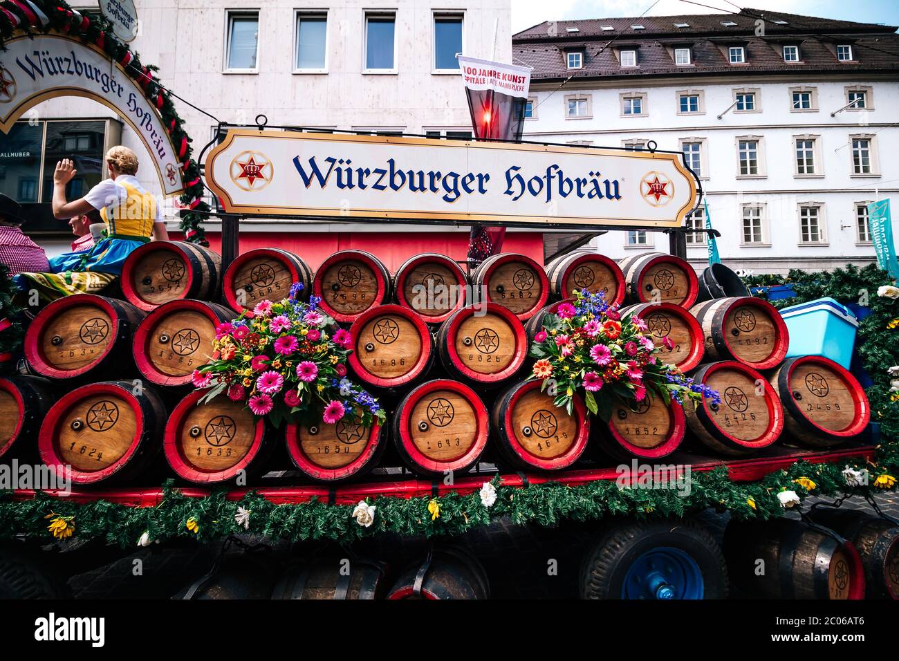 Carrozza trainata da cavalli con barili di birra della tradizionale birreria locale, Würzburger Hofbräu alla sfilata di apertura del festival estivo Kiliani Foto Stock