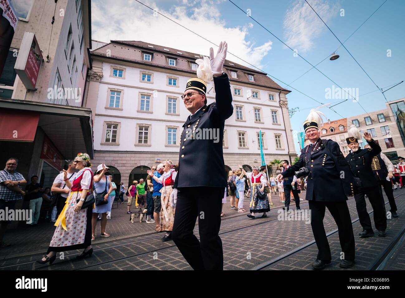 Persone di Oberschlesien che mostrano il tradizionale abito locale alla sfilata estiva fiera. Kiliani è un festival folk di 2 settimane con musica di ottone. Foto Stock
