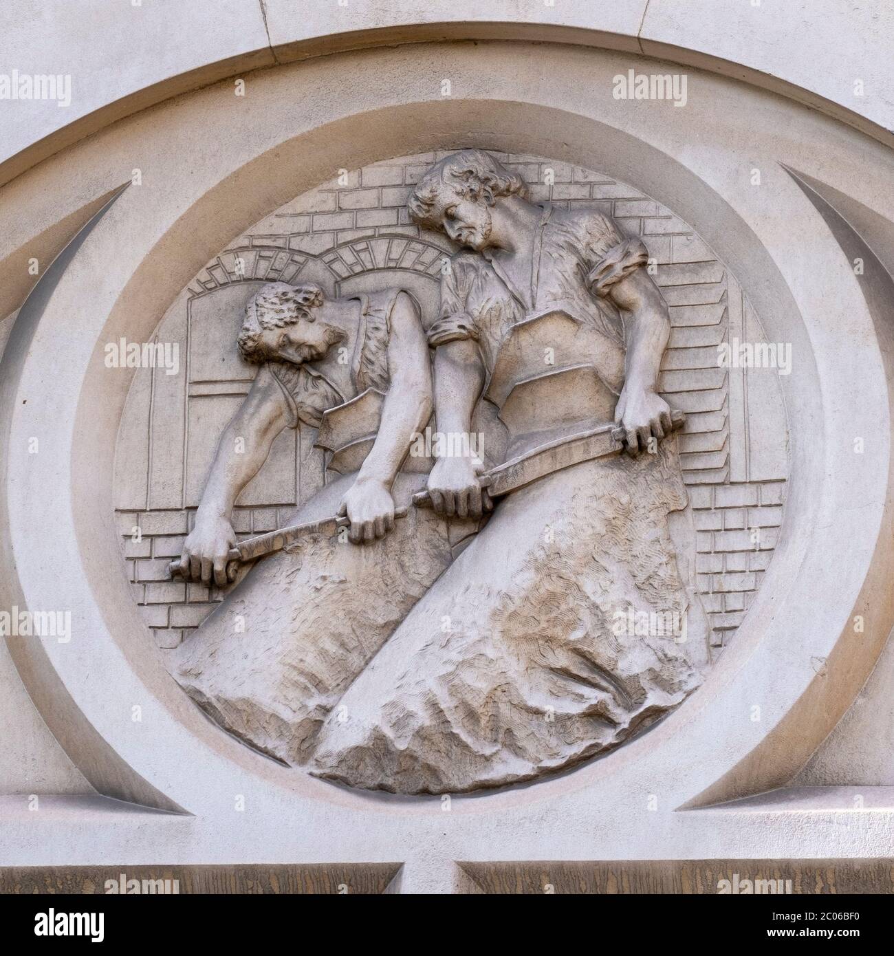 Fregio rotondo in rilievo, uno di 5, che mostra il processo di abbronzatura della pelle sul Victorian London Leather Hide and Wool Exchange Building 1878, Bermondsey. Foto Stock