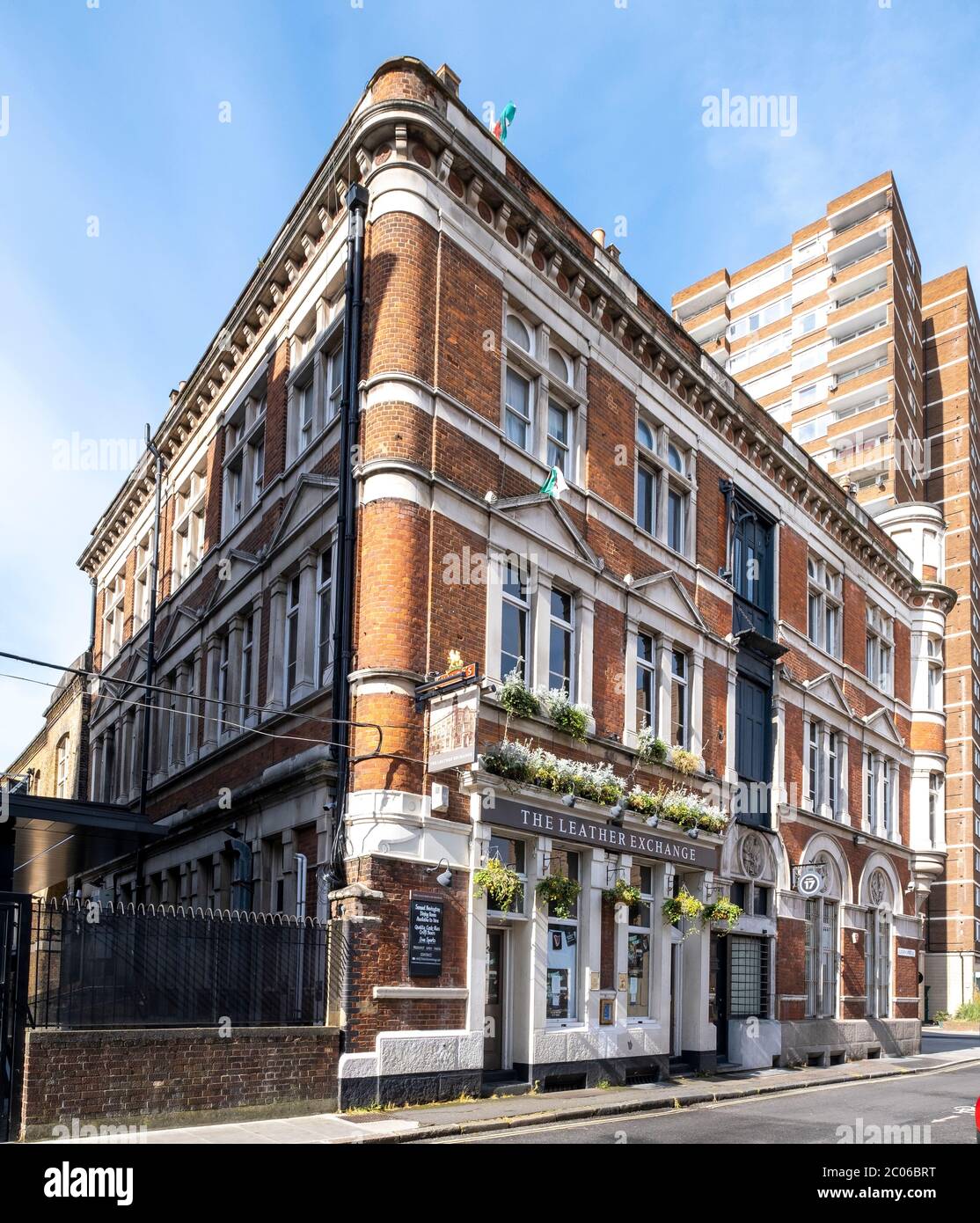 La casa pubblica Leather Exchange, un edificio storico che un tempo era il principale mercato del cuoio di Londra, in Leathermarket Street, Bermondsey, Londra Foto Stock