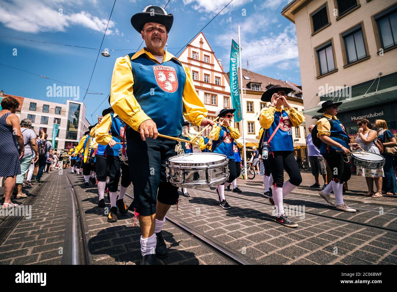 Musicisti con batteria del gruppo musicale Spielmannszug TSG del villaggio Estenfeld in costume folk tipico alla sfilata di apertura della fiera estiva Kiliani. Foto Stock