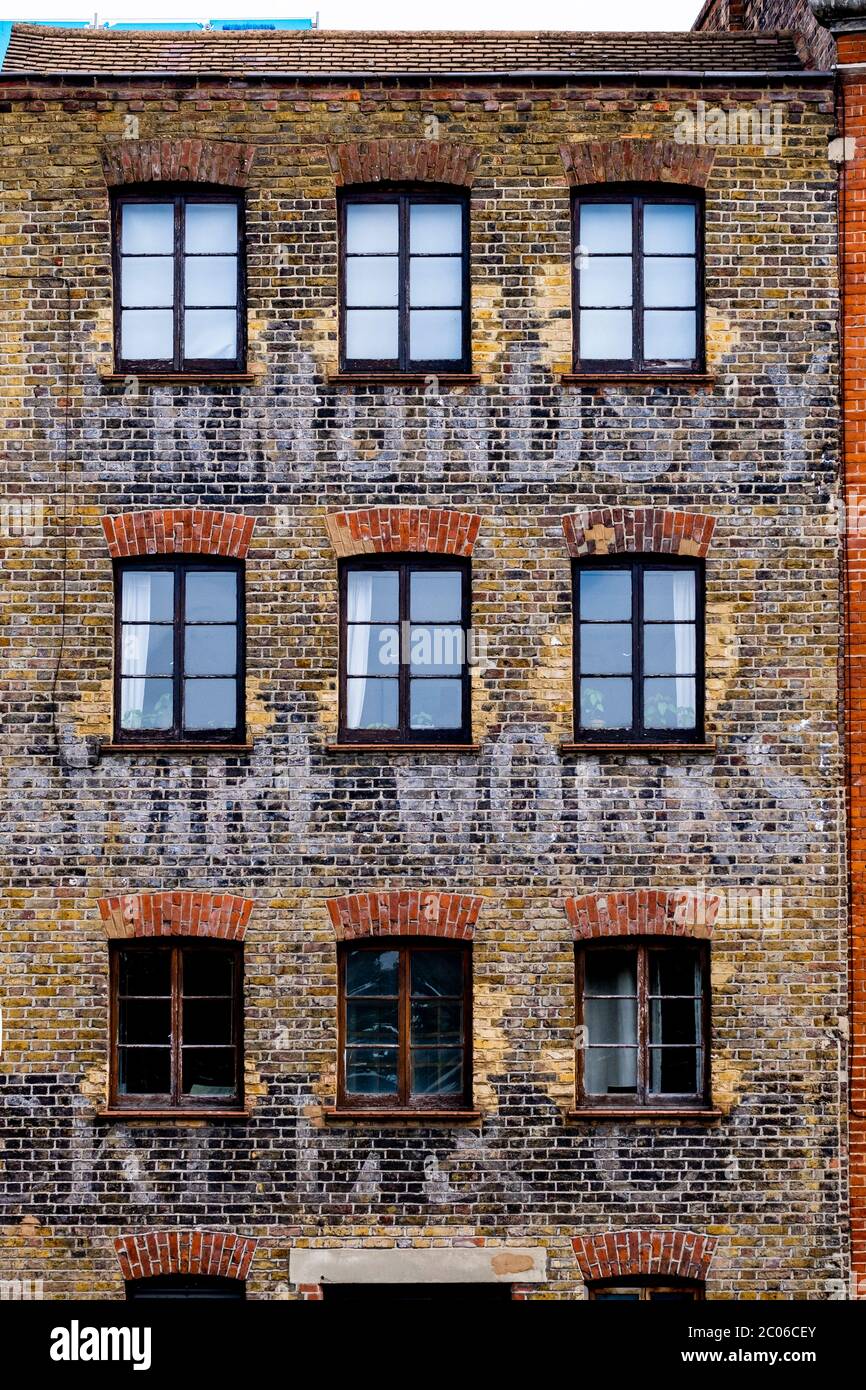 Ghost insegna per la fabbrica Bermondsey Wire Works su Tanner Street, vicino a London Bridge, ora convertito in business e appartamenti Foto Stock