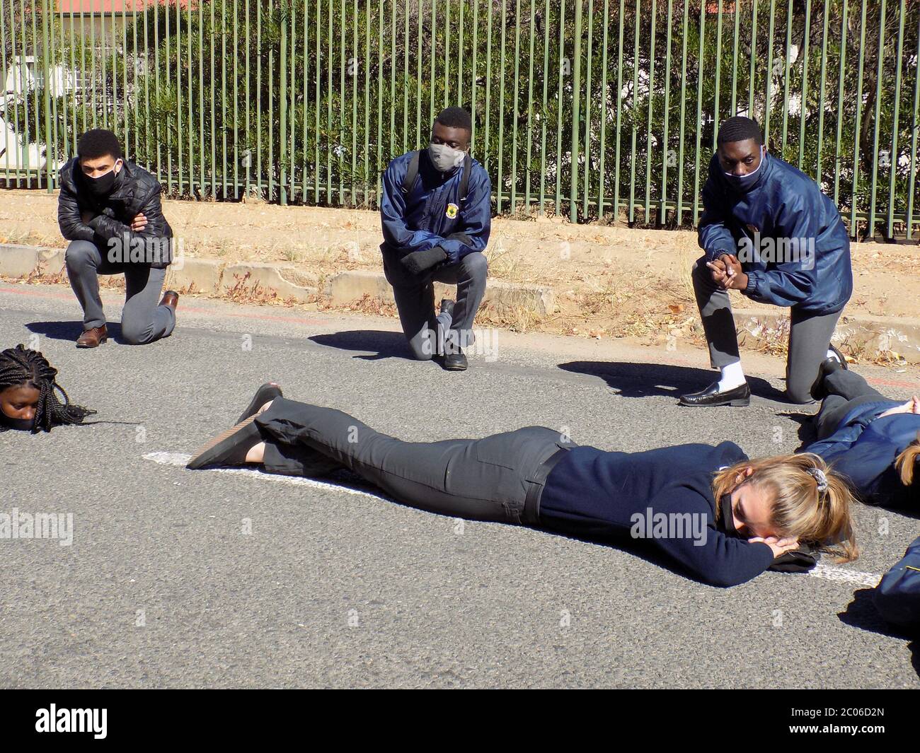 Windhoek, Namibia. 11 Giugno 2020. Studenti e insegnanti di una scuola superiore partecipano al movimento 'Black Lives Matter' di Windhoek, Namibia, il 11 giugno 2020. Il movimento è stato innescato dalla morte di George Floyd, un afroamericano soffocato a morte in custodia di polizia. Credit: Musua C Kaseke/Xinhua/Alamy Live News Foto Stock